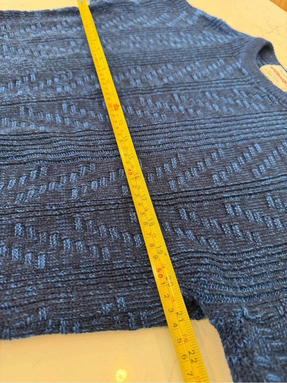 This vintage McGregor blue sweater is made of 100% acrylic